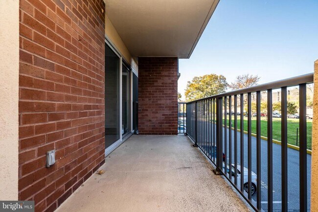 Building Photo - 1300 Army Navy Dr