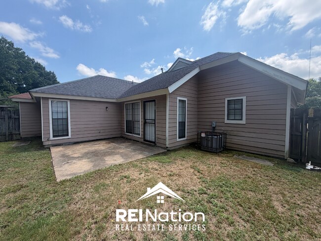 Building Photo - 3BR/1.5BA Memphis Rental with Soaring Ceilings & Functional Galley Kitchen