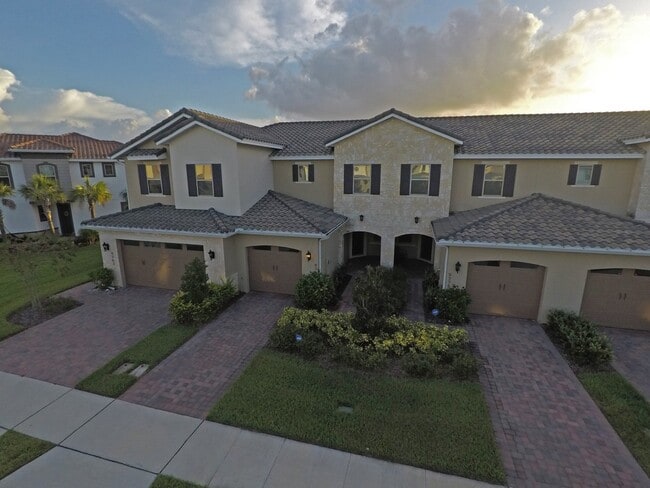 Building Photo - Two story Townhouse 2-bedroom, 2.5 bath in Eagle Creek of Lake Nona
