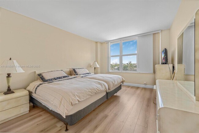 Building Photo - 4747 Collins Ave