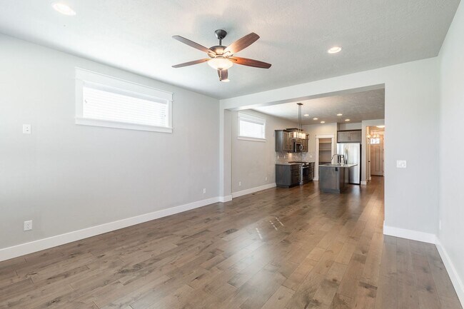 Building Photo - Quiet Centrally located 3 bed 2.5 bathroom