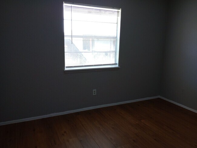 Building Photo - KNOX F