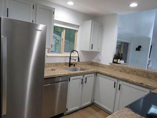 Building Photo - Redmond Modern & Updated 3bd/2bath Condo i...