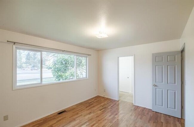 Building Photo - Charming One-Level Home with Private Yard ...