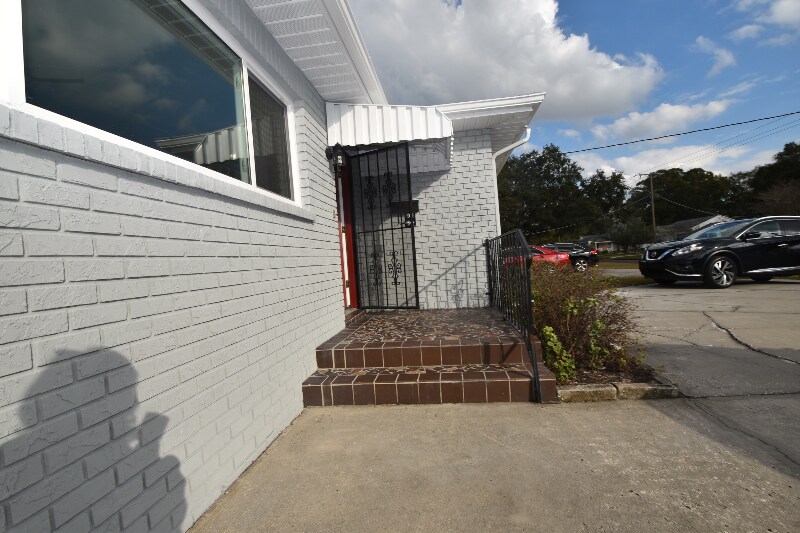 Building Photo - 1107 W Woodlawn Ave