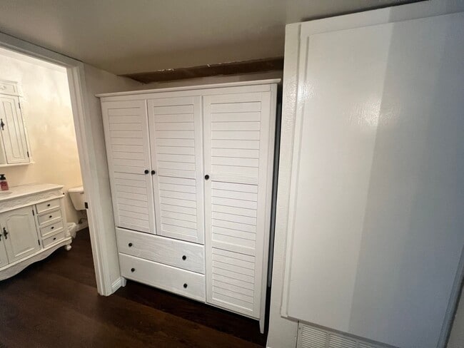 Building Photo - Large 1BR/1BA Updated End Unit (Upper Floor) Condo in Alpine Oaks