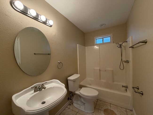 Building Photo - Move in Ready!