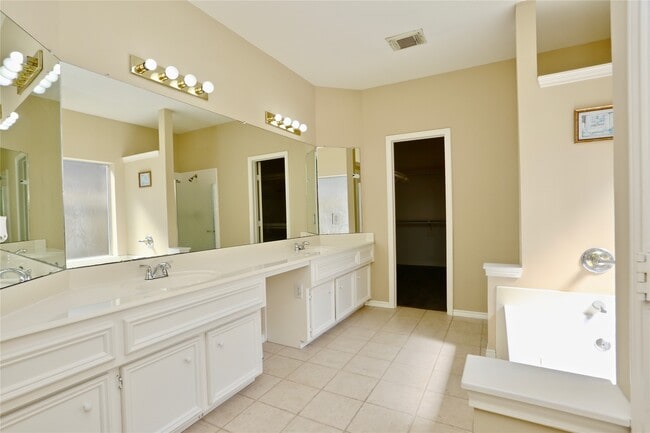 Building Photo - 2515 Hyland Park