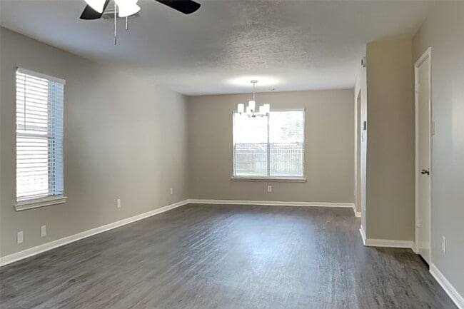Building Photo - 2211 Pincher Creek Dr