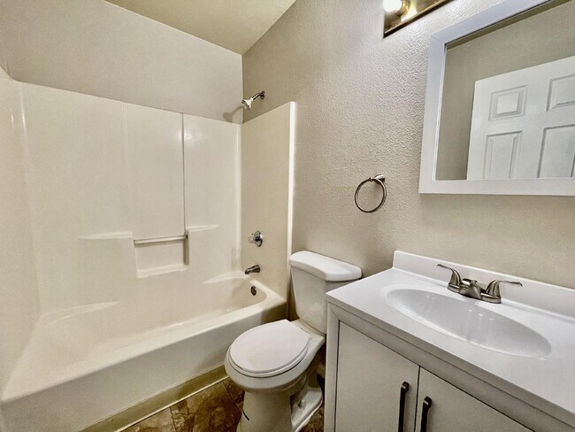 Building Photo - 2 bed 2 bath central location.