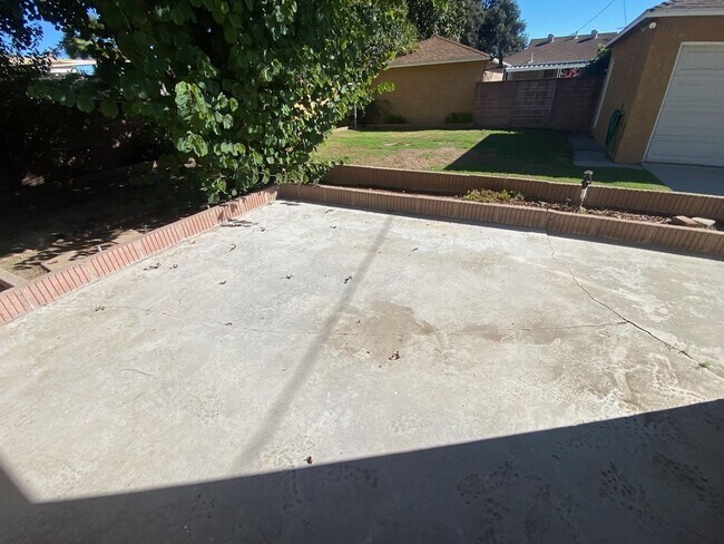 Building Photo - Three bedroom home in Lakewood now available!