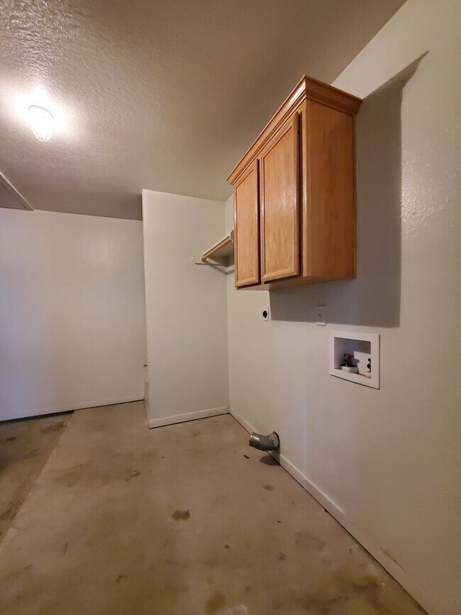 Building Photo - 1204 Cinch Dr