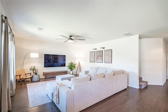 Building Photo - 547 Saturnia Dr