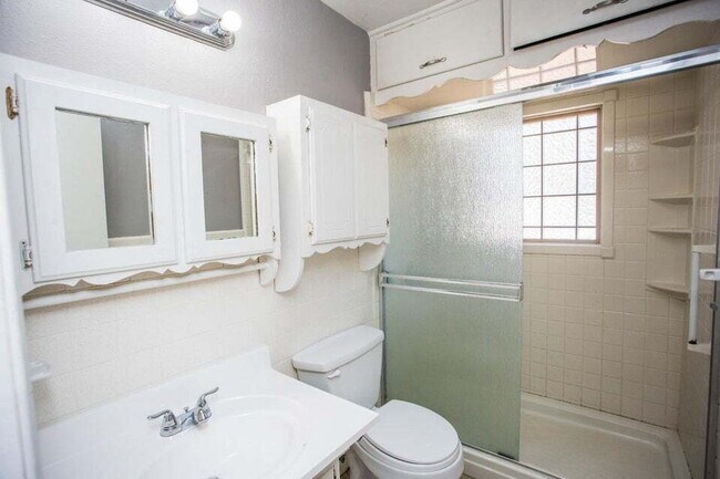 Building Photo - Charming 2/1 with Large Backyard!