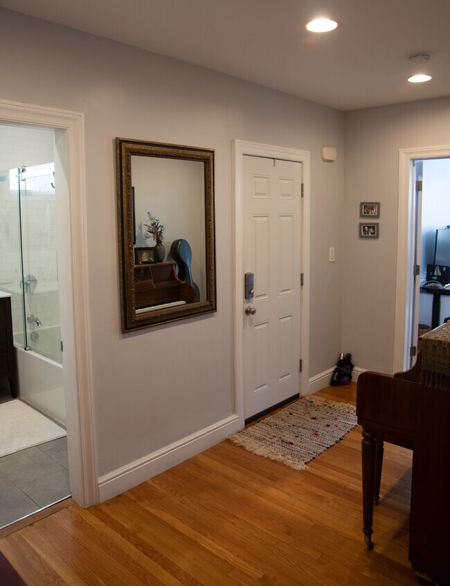 Entry - 36 W Eagle St