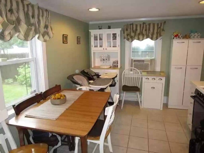 Dining area in Kitchen - 15 Cottage Ct