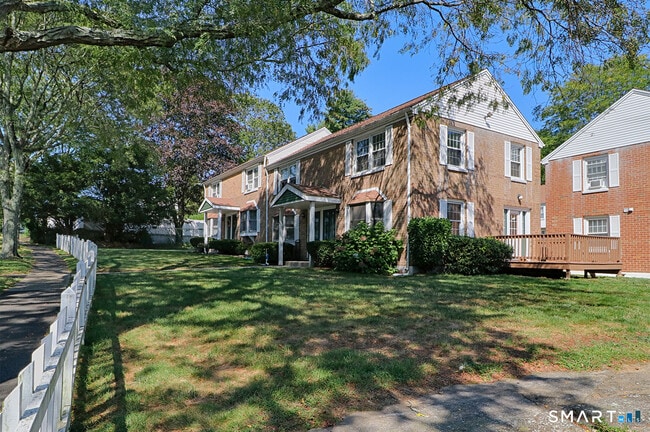 Building Photo - 240 Sunnyridge Ave