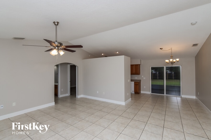 Building Photo - 914 Caligula Ave SE