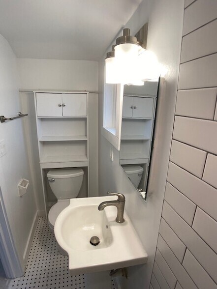 Building Photo - 561 Page Ave NE