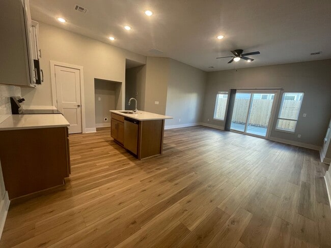 Building Photo - 1823/25 Hickory Creek