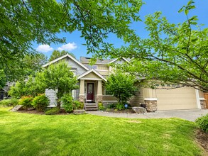 Building Photo - Spacious 5 Bedroom Home with A/C, Den, Waterfall in Prime Kenmore Cul-de-Sac
