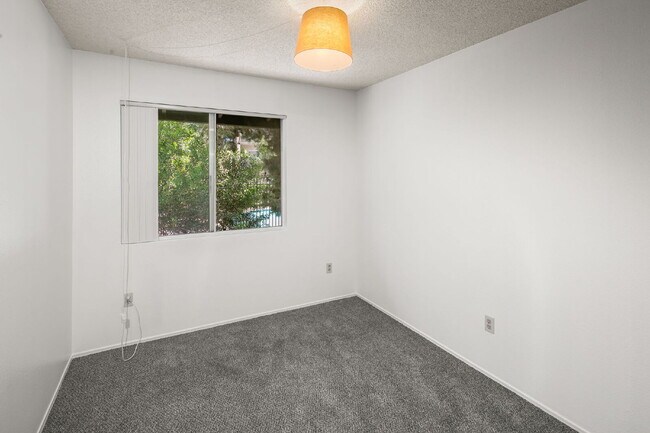 Building Photo - Welcome to your serene 3 BR 2.5 BA Townhome in San Diego!
