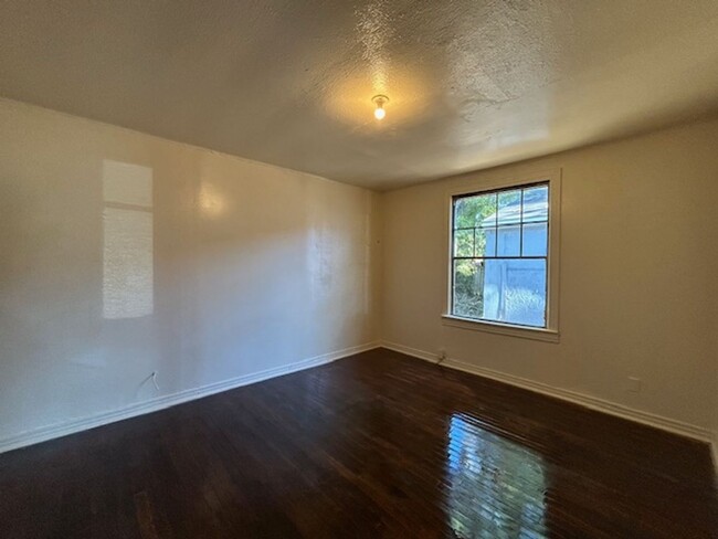 Building Photo - Rent to Own! 2 bedroom 1 bath home availab...