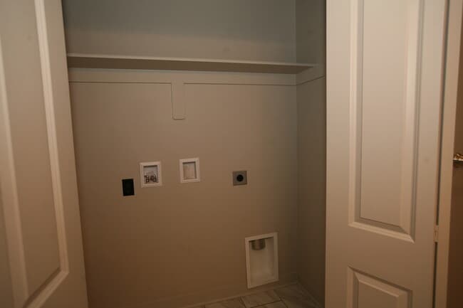 Building Photo - 2 bed 1 bath Duplex-Savannah Schools!