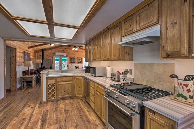 Building Photo - Gorgeous 2 Bed, 1.5 Bath Cabin Retreat on Big Creek