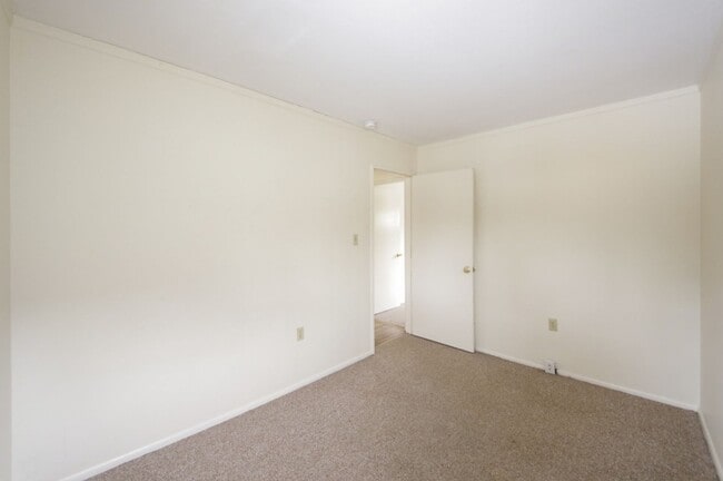 Building Photo - Crestmont Avenue House!