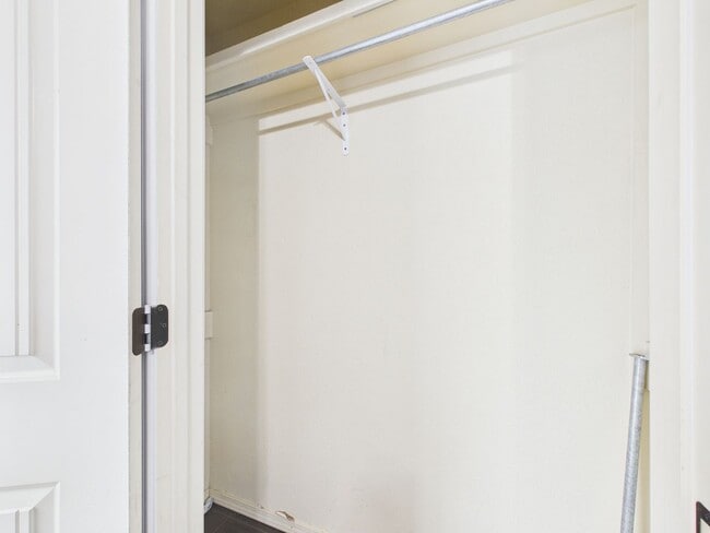 Building Photo - 4/2/2 in City View!