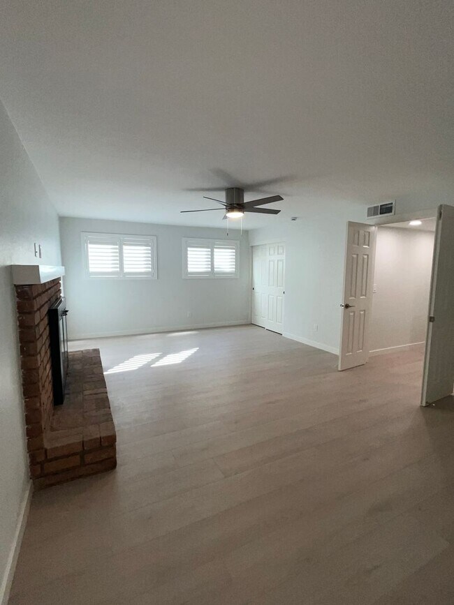 Building Photo - 121 E Santa Cruz Dr