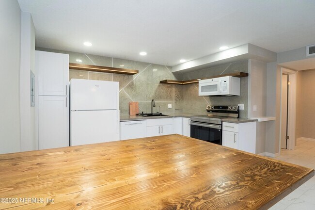 Building Photo - 5455 Pelican Way