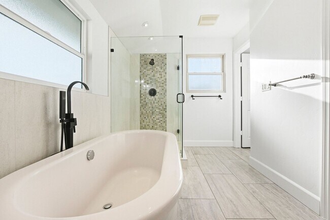 Building Photo - Fully Renovated Home in University City!