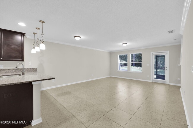 Building Photo - 452 Walnut Dr