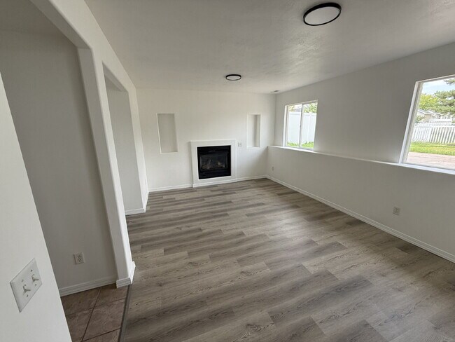 Building Photo - "Charming, newly renovated, 4-Bed, 3-Bath ...