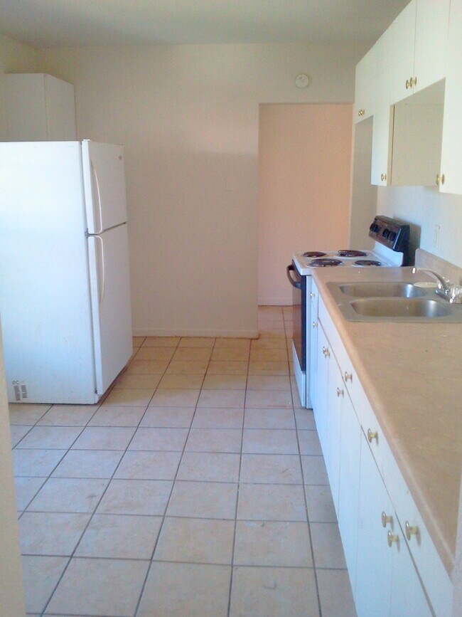 Building Photo - 3BR/1BA with HUGE Backyard, Laminate Wood ...