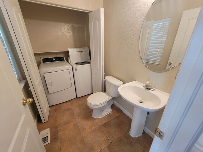 Building Photo - West Longmont 2 story single family home f...
