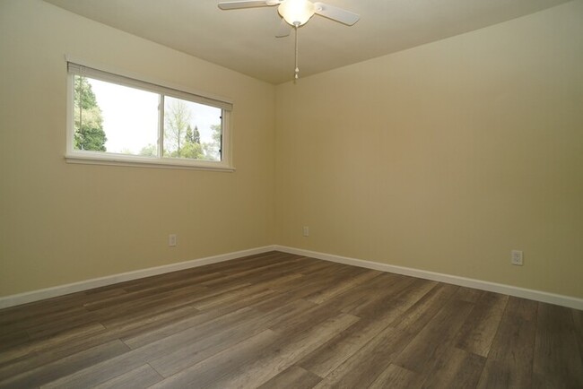 Building Photo - Beautifully remodeled halfplex in desirabl...