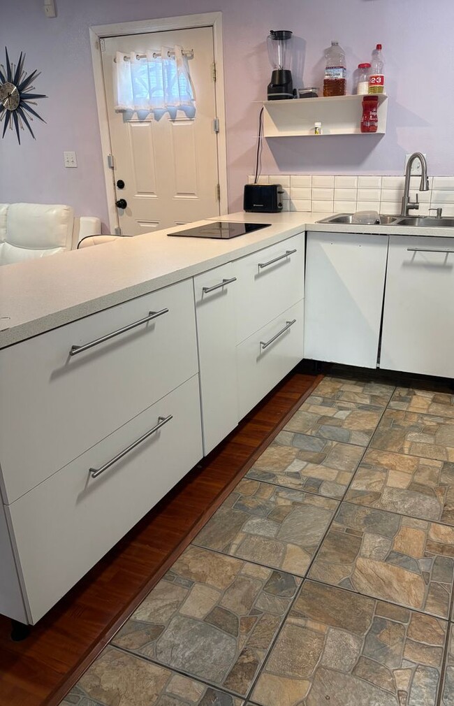 Building Photo - Cozy & Inviting