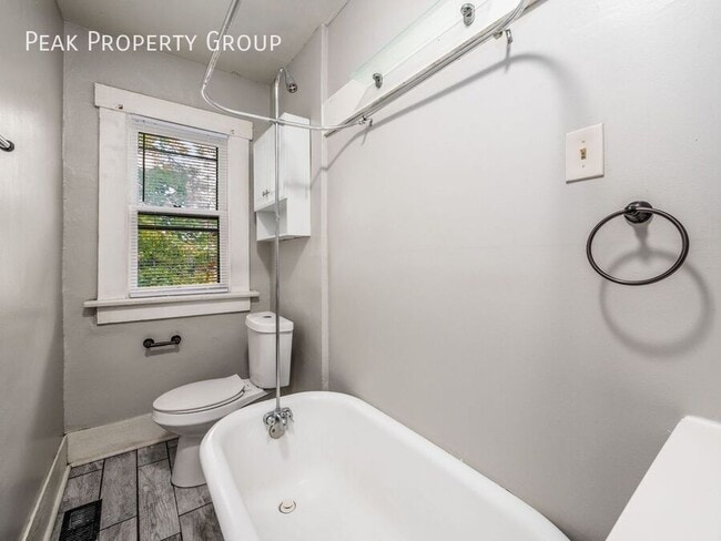 Building Photo - 1502 Summit St