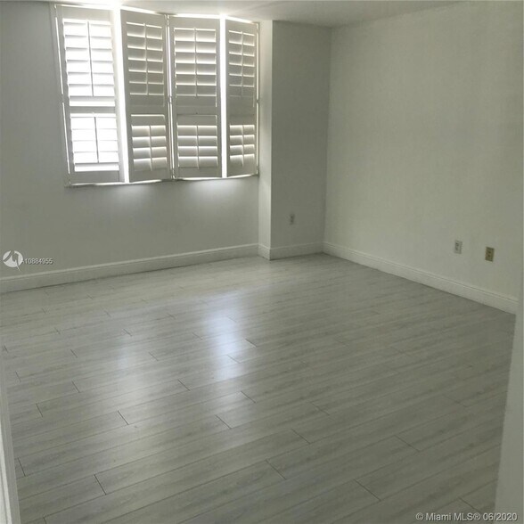 Building Photo - 1155 Brickell Bay Dr