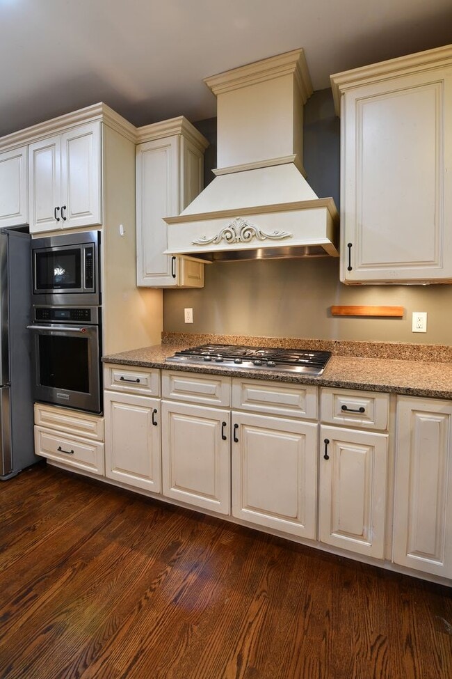 Building Photo - Kirkwood 5 bedroom / 3 full bathroom home