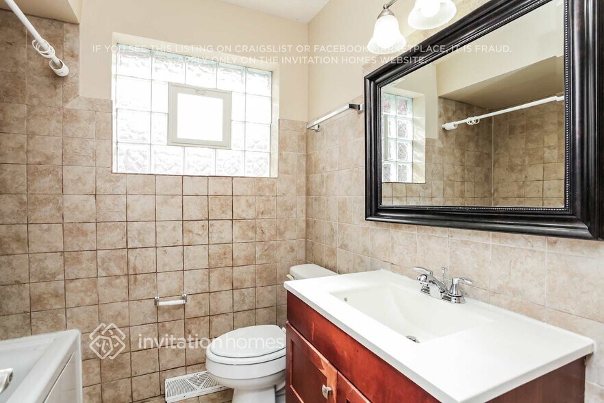 Building Photo - 9542 S Sacramento Ave