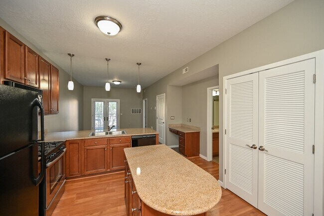 Building Photo - Stunning Condo in Excellent Salt Lake Loca...