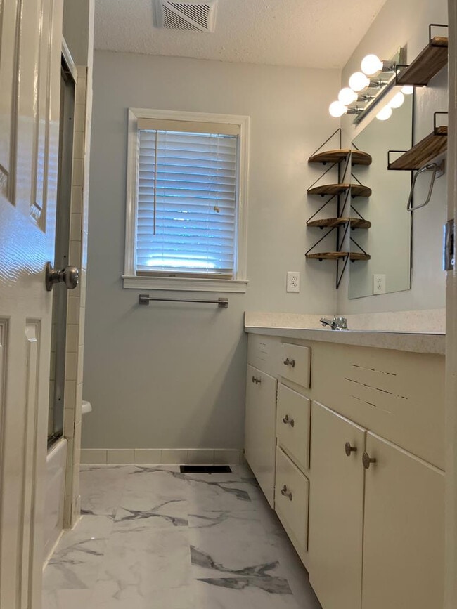 Building Photo - 3 Valleybrook Ct