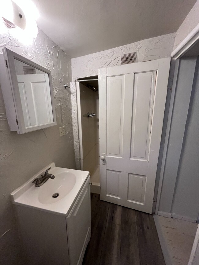 Building Photo - Charming 2 Bed, 1 Bath Lower Level Unit wi...