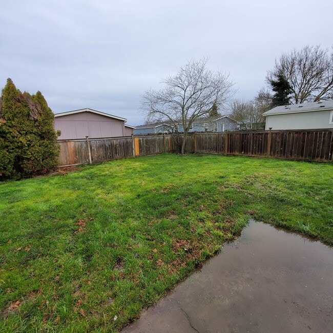 Building Photo - Pet Friendly 4 bedroom 2 bath home w/ 2 car garage