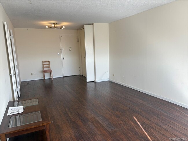 Building Photo - 2 Bay Club Dr