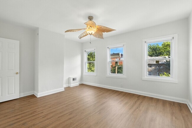 Building Photo - 877 W Lombard St